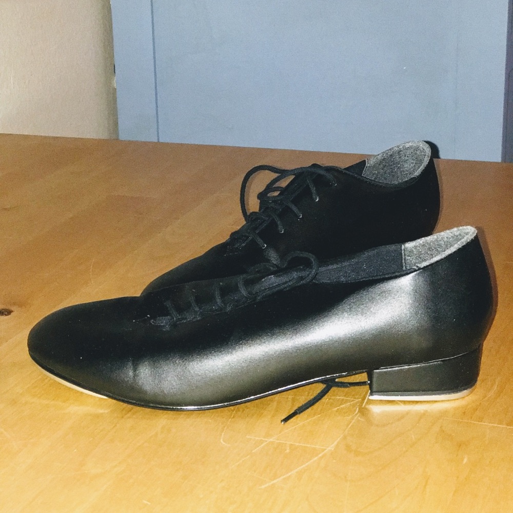💃 Leo’s black tap shoes! 💃